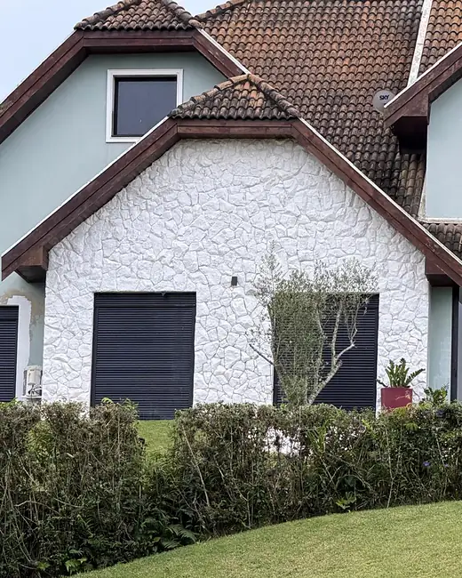 Fachada de casa revestida com Moledo Branca Premium